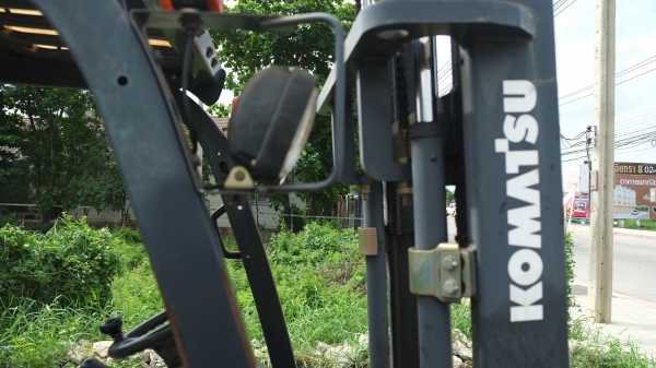 ขายรถโฟร์คลิฟท์ นำเข้าจากญี่ปุ่น Komatsu รุ่นใหม่ รุ่น 18 แล้วFG15 -18 ยกสินค้าได้ 1500 kg ,โกดัง ก.ท.ม. มีนบุรี มีบริการจัดส่งฟรีทั่วประเทศ, รถเก่านอก วิ่งไว ยกเร็ว เลี้ยวคล่อง  นำเข้าจากญี่ปุ่น เบนซิน ยังไม่ได้ใช้งานบ้านเรา สภาพดี เสาสูง 3 เมตร