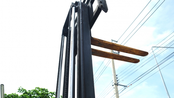 ขายรถโฟร์คลิฟท์ นำเข้าจากญี่ปุ่น Komatsu รุ่นใหม่ รุ่น 18 แล้วFG15 -18 ยกสินค้าได้ 1500 kg ,โกดัง ก.ท.ม. มีนบุรี มีบริการจัดส่งฟรีทั่วประเทศ, รถเก่านอก วิ่งไว ยกเร็ว เลี้ยวคล่อง  นำเข้าจากญี่ปุ่น เบนซิน ยังไม่ได้ใช้งานบ้านเรา สภาพดี เสาสูง 3 เมตร