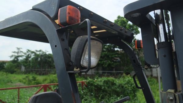 ขายรถโฟร์คลิฟท์ นำเข้าจากญี่ปุ่น Komatsu รุ่นใหม่ รุ่น 18 แล้วFG15 -18 ยกสินค้าได้ 1500 kg ,โกดัง ก.ท.ม. มีนบุรี มีบริการจัดส่งฟรีทั่วประเทศ, รถเก่านอก วิ่งไว ยกเร็ว เลี้ยวคล่อง  นำเข้าจากญี่ปุ่น เบนซิน ยังไม่ได้ใช้งานบ้านเรา สภาพดี เสาสูง 3 เมตร