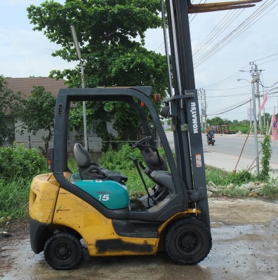 ขายรถโฟร์คลิฟท์ นำเข้าจากญี่ปุ่น Komatsu รุ่นใหม่ รุ่น 18 แล้วFG15 -18 ยกสินค้าได้ 1500 kg ,โกดัง ก.ท.ม. มีนบุรี มีบริการจัดส่งฟรีทั่วประเทศ, รถเก่านอก วิ่งไว ยกเร็ว เลี้ยวคล่อง  นำเข้าจากญี่ปุ่น เบนซิน ยังไม่ได้ใช้งานบ้านเรา สภาพดี เสาสูง 3 เมตร