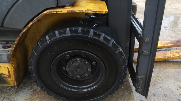 ขายรถโฟร์คลิฟท์ นำเข้าจากญี่ปุ่น Komatsu รุ่นใหม่ รุ่น 18 แล้วFG15 -18 ยกสินค้าได้ 1500 kg ,โกดัง ก.ท.ม. มีนบุรี มีบริการจัดส่งฟรีทั่วประเทศ, รถเก่านอก วิ่งไว ยกเร็ว เลี้ยวคล่อง  นำเข้าจากญี่ปุ่น เบนซิน ยังไม่ได้ใช้งานบ้านเรา สภาพดี เสาสูง 3 เมตร