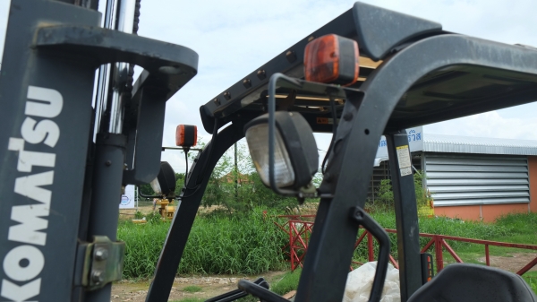 ขายรถโฟร์คลิฟท์ นำเข้าจากญี่ปุ่น Komatsu รุ่นใหม่ รุ่น 18 แล้วFG15 -18 ยกสินค้าได้ 1500 kg ,โกดัง ก.ท.ม. มีนบุรี มีบริการจัดส่งฟรีทั่วประเทศ, รถเก่านอก วิ่งไว ยกเร็ว เลี้ยวคล่อง  นำเข้าจากญี่ปุ่น เบนซิน ยังไม่ได้ใช้งานบ้านเรา สภาพดี เสาสูง 3 เมตร