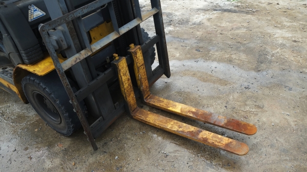 ขายรถโฟร์คลิฟท์ นำเข้าจากญี่ปุ่น Komatsu รุ่นใหม่ รุ่น 18 แล้วFG15 -18 ยกสินค้าได้ 1500 kg ,โกดัง ก.ท.ม. มีนบุรี มีบริการจัดส่งฟรีทั่วประเทศ, รถเก่านอก วิ่งไว ยกเร็ว เลี้ยวคล่อง  นำเข้าจากญี่ปุ่น เบนซิน ยังไม่ได้ใช้งานบ้านเรา สภาพดี เสาสูง 3 เมตร