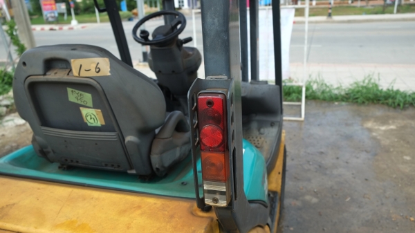 ขายรถโฟร์คลิฟท์ นำเข้าจากญี่ปุ่น Komatsu รุ่นใหม่ รุ่น 18 แล้วFG15 -18 ยกสินค้าได้ 1500 kg ,โกดัง ก.ท.ม. มีนบุรี มีบริการจัดส่งฟรีทั่วประเทศ, รถเก่านอก วิ่งไว ยกเร็ว เลี้ยวคล่อง  นำเข้าจากญี่ปุ่น เบนซิน ยังไม่ได้ใช้งานบ้านเรา สภาพดี เสาสูง 3 เมตร