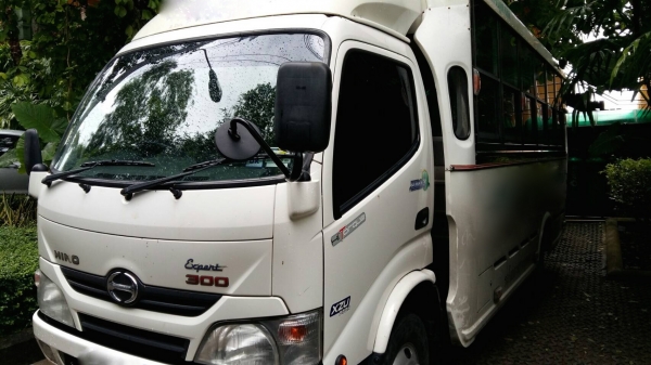 รถฮีโน่ 6 ล้อ ( รถ รับ - ส่ง นักเรียน. ) 150 แรงม้า. ปี 57. , ( รถวิ่ง 10,xxx กม. )   สนใจติดต่อ  081 - 6079515