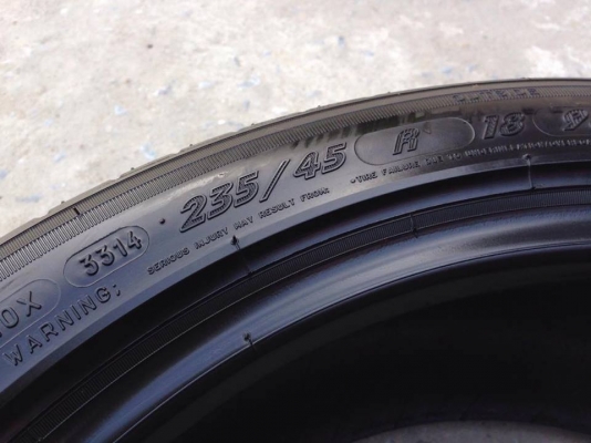 ยาง MICHELIN 235-45-18 ปี 14 ครบชุด 4 เส้น 6000  สภาพสวยๆไม่มีปะไม่บวมไม่กินข้าง ดอกยางเหลือเยอะเอาไปวิ่งกันใด้อีกยาวค่ะ