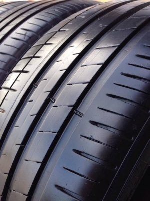 ยาง MICHELIN 235-45-18 ปี 14 ครบชุด 4 เส้น 6000  สภาพสวยๆไม่มีปะไม่บวมไม่กินข้าง ดอกยางเหลือเยอะเอาไปวิ่งกันใด้อีกยาวค่ะ