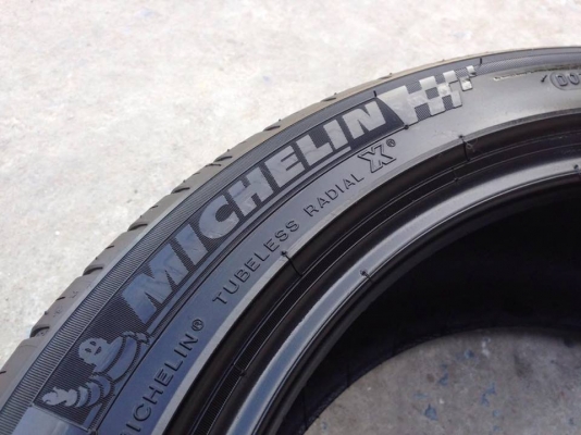 ยาง MICHELIN 235-45-18 ปี 14 ครบชุด 4 เส้น 6000  สภาพสวยๆไม่มีปะไม่บวมไม่กินข้าง ดอกยางเหลือเยอะเอาไปวิ่งกันใด้อีกยาวค่ะ