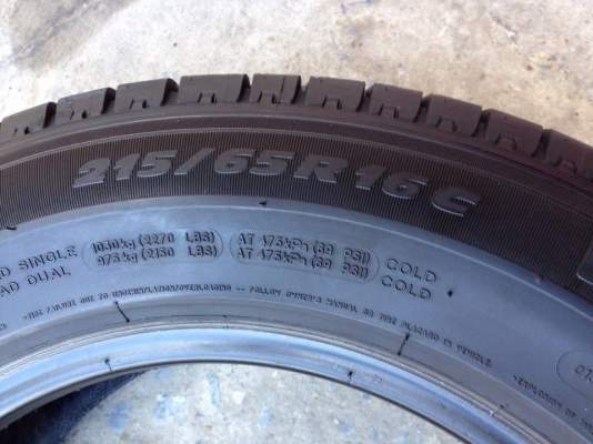 ยาง MICHELIN 215-65-16 ปี 15 ครบชุด 4 เส้น 5000  สภาพสวยๆไม่บวมไม่กินข้างดอกยางเหลือเยอะเอาไปวิ่งกันใด้อีกยาวค่ะ