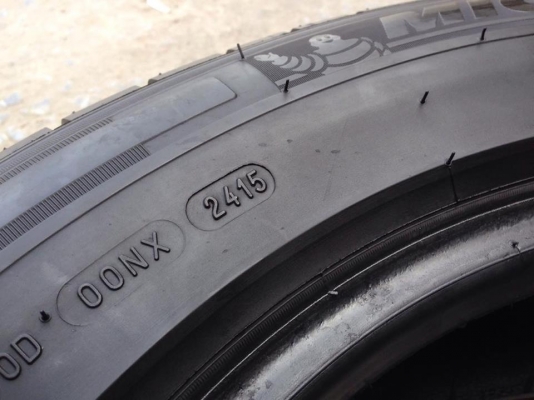 ยาง MICHELIN 215-65-16 ปี 15 ครบชุด 4 เส้น 5000  สภาพสวยๆไม่บวมไม่กินข้างดอกยางเหลือเยอะเอาไปวิ่งกันใด้อีกยาวค่ะ