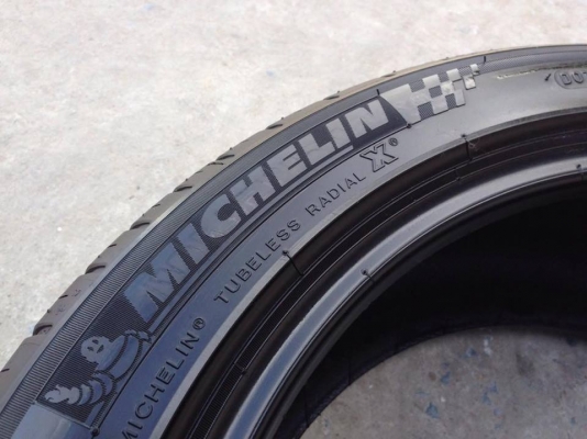 ยาง MICHELIN 235-45-18 ปี 14 2 เส้น 3500  สภาพสวยๆไม่มีปะไม่บวมไม่กินข้าง ดอกยางเหลือเยอะเอาไปวิ่งกันใด้อีกยาวค่ะ