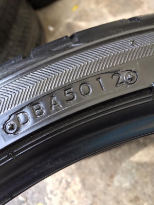 ขายยาง BRIDGESTONE POTENZA S001 235-35-20 ปี12 ดอกหนาจัด ไม่มีปะ ไม่กินข้าง คู่ละ 4,000 บาท