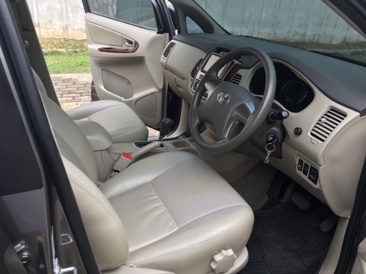 toyota innova 2.0g สีเทา ปี 2014 รถมือเดียวไมล์แท้วิ่งน้อย