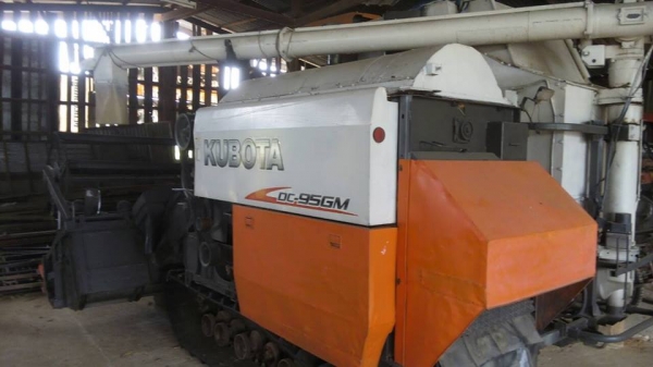 ขายรถเกี่ยวข้าว พร้อมเทรลเลอร์ KUBOTA DC95GM ปี54 ใช้งานน้อย สภาพดี ช่วงล่างดี ทำงานเร็ว เอกสารเล่มทะเบียนพร้อมโอน ราคา480,000 สนใจโทร 090-8588220คุณนะ 093-3258446คุณบิว หรือเข้าดูสินค้าอื่นๆได้ที่ www.narong2truck.com หรือ www.truck.in.th/498 หรือเพจFace