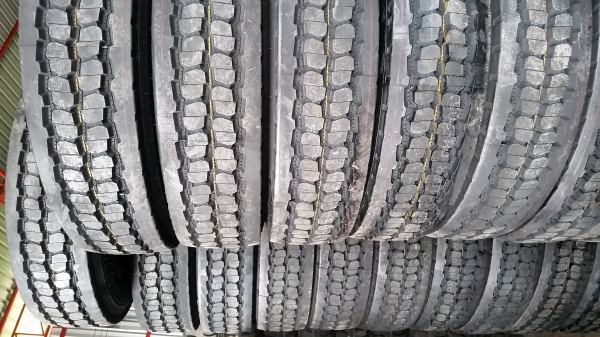 ยางรถบรรทุกราคาถูก 11r