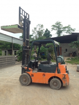 รถโฟ๊กลิฟต์ โตโยต้า 2.5 ตัน ใช้แก๊ส รถใช้งานอยู่ประจำ