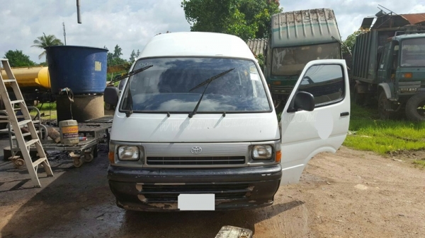 รถตู้ ยี่ห้อโตโยต้า  ใช้เชื้อเพลิงน้ำมันดีเซล  เบาะตกแต่งมใหม่แบบวีไอพี