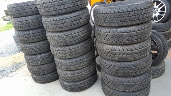 ยางใหม่ปีเก่า 215/70/15 ปี11 Dunlop VANTREK V1  เส้นละ1450