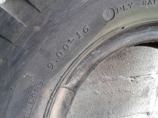 ยาง 900_16 ลายทหาร สวยๆ 1 คู่ ราคา 2500 บาท