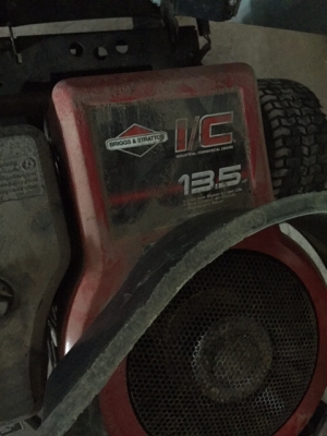 รถตัดหญ้าแบบนั่ง Poulan 13.5 HP ไม่มีใบตัด มือสอง USA