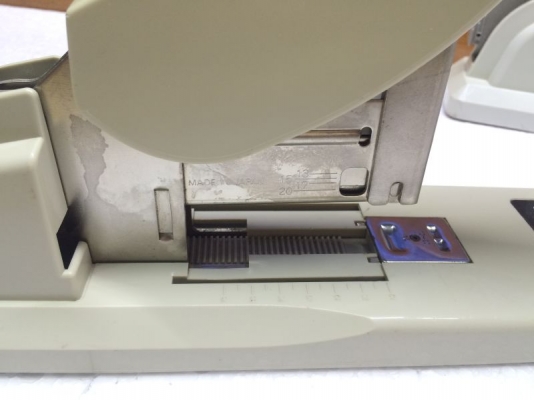 แม็กเย็บกระดาษรุ่นใหญ่ HD-12N/24 มือสอง