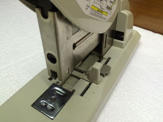 แม็กเย็บกระดาษรุ่นใหญ่ HD-12N/24 มือสอง