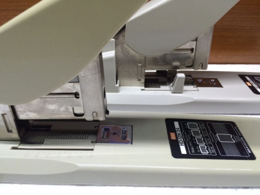 แม็กเย็บกระดาษรุ่นใหญ่ HD-12N/24 มือสอง