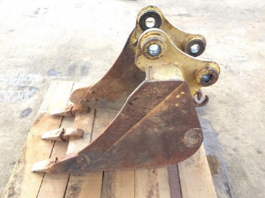 บุ้งกี๋ ใช้กับรถขุด ขนาด PC40 นำเข้าจากญี่ปุ่น ติดต่อ 0879118593/0850843200