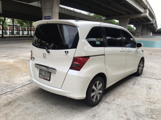 2010 HONDA FREED 1.5E NAVI SPORT สีขาว