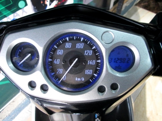 nuovo Elegance สีขาวดำ รุ่นนี้ เครื่องยนต์ 135 ซีๆ.แรงดี ทน แกร่ง ไม่มีปัญหาจุกจิก  แถม 3 รายการ