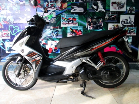 nuovo Elegance สีขาวดำ รุ่นนี้ เครื่องยนต์ 135 ซีๆ.แรงดี ทน แกร่ง ไม่มีปัญหาจุกจิก  แถม 3 รายการ