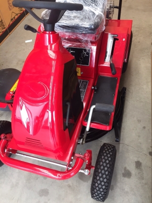 ขายรถตัดหญ้าแบบนั่งBriggs&Startton ขายรถตัดหญ้าแบบนั่งBriggs&Startton