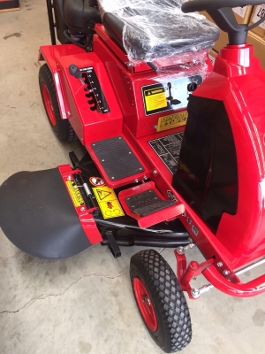 ขายรถตัดหญ้าแบบนั่งBriggs&Startton ขายรถตัดหญ้าแบบนั่งBriggs&Startton