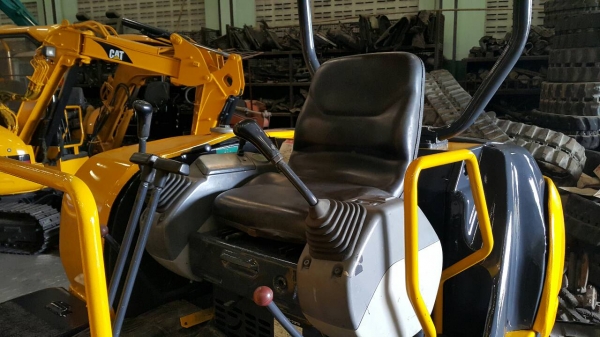 ขาย รถขุด KOMATSU รุ่น PC30R-8- มือสองญี่ปุ่น แทรกเหล็ก ปั้มนิ้ว คอนโทรลสั้นแล้ว ทำงานไว สลัก บูท เอวแน่น 100\%  สวย พร้อมใช้งาน มือถือ/LINE ID : 0818753444