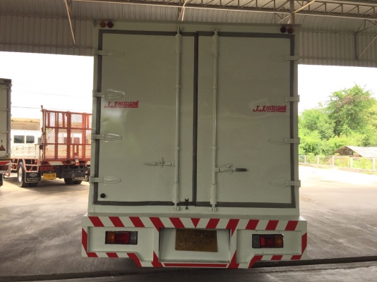 ขายISUZU 6ล้อ NPR 150 EURO 3 รุ่นหน้าตึกเครื่อง 150 เเรง เครื่องคอมมอลเรล ตู้เเห้งเปิดได้3บานจดทะเบียนปี 2556 (2013) ยาว5.00เมตร สภาพพร้อมใช้งานใครต้องการไม่ผิดหวังราคา890,000บาทจัดไฟเเนนได้ดูรถได้ที่เต็นท์รถ JJ.AUTOCAR 2 หลังวัดจันทรารามติดถนนเพชรเกษมก.ม