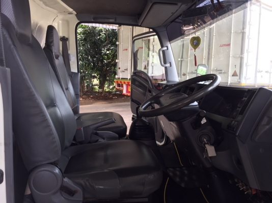 ขายISUZU 6ล้อ NPR 150 EURO 3 รุ่นหน้าตึกเครื่อง 150 เเรง เครื่องคอมมอลเรล ตู้เเห้งเปิดได้3บานจดทะเบียนปี 2556 (2013) ยาว5.00เมตร สภาพพร้อมใช้งานใครต้องการไม่ผิดหวังราคา890,000บาทจัดไฟเเนนได้ดูรถได้ที่เต็นท์รถ JJ.AUTOCAR 2 หลังวัดจันทรารามติดถนนเพชรเกษมก.ม