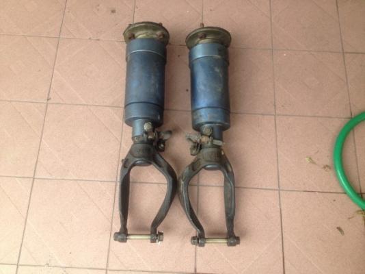 โช้คถุงลมคู่หน้าหัวบอลจ๊อยเก่าญี่ปุ่นสภาพดีไม่ทราบรุ่นเอาไปเเปลงใส่ได้คู่ละ