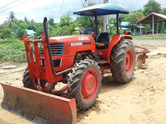 ขาย 295,000 Kubota  M5000 ทำงาน 2,600 ชั่วโมง (ใบมีด - หาง3และ 6) เครื่องดี ยางหน้าใหม่ เอกสารเล่มทะเบียน 090-772-3710 090-772-3708