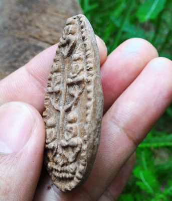 พระพุทธเจ้าห้าพระองค์ เนื้อดินเก่า มีลายนิ้วมือกดพิมพ์ สูง 2นิ้ว กว้าง 1นิ้ว