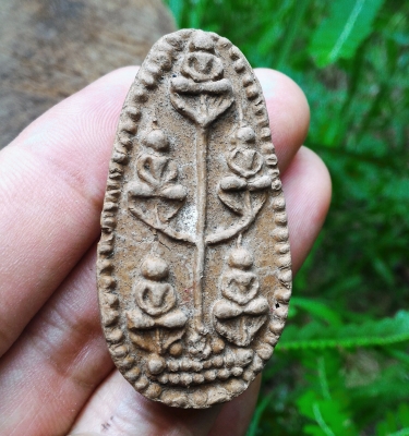 พระพุทธเจ้าห้าพระองค์ เนื้อดินเก่า มีลายนิ้วมือกดพิมพ์ สูง 2นิ้ว กว้าง 1นิ้ว