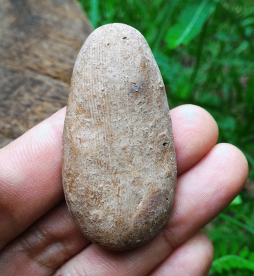 พระพุทธเจ้าห้าพระองค์ เนื้อดินเก่า มีลายนิ้วมือกดพิมพ์ สูง 2นิ้ว กว้าง 1นิ้ว