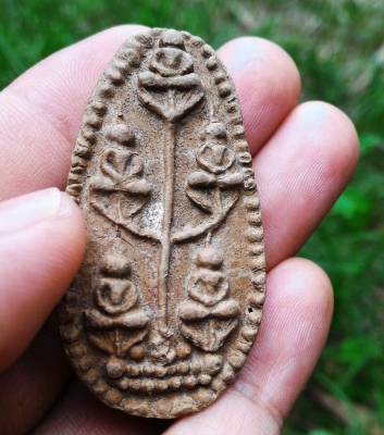 พระพุทธเจ้าห้าพระองค์ เนื้อดินเก่า มีลายนิ้วมือกดพิมพ์ สูง 2นิ้ว กว้าง 1นิ้ว