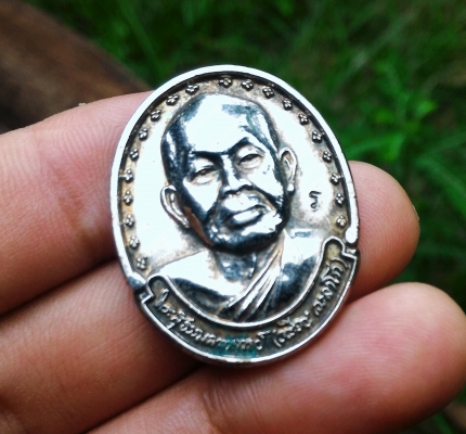 หลวงปู่เหรียญ วรลาโภ ปี 2539 ตอกโค๊ด ร พระแท้เนื้อสวยน้ำหนักดี