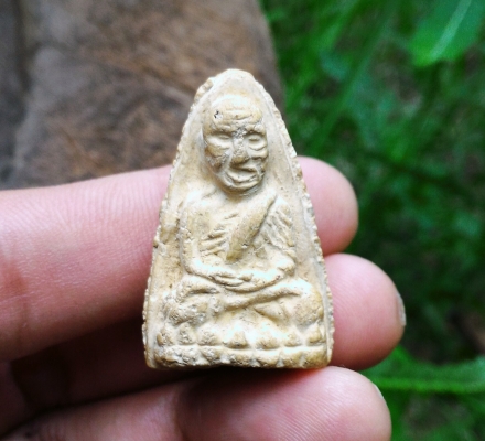 หลวงปู่ทวดพิมพ์สวยแปลก พิมพ์สองหน้าหลัง เนื้อขาวผงพุทธคุณ ใต้ฐานมีช่องรูเดิม สวยครับ พุทธคุณเต็ม