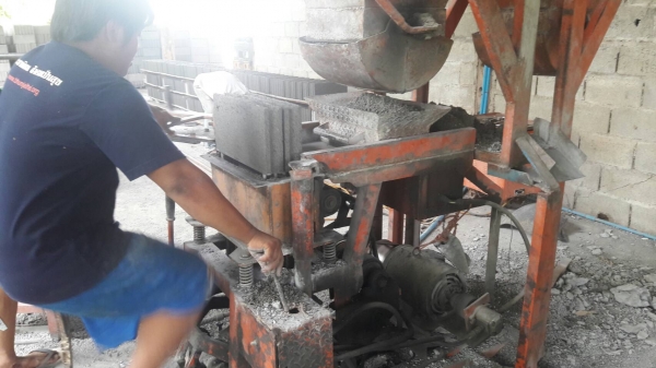 เครื่องหล่ออิฐบล๊อก