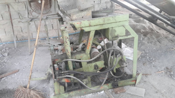 เครื่องหล่ออิฐบล๊อก