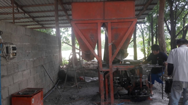 เครื่องหล่ออิฐบล๊อก