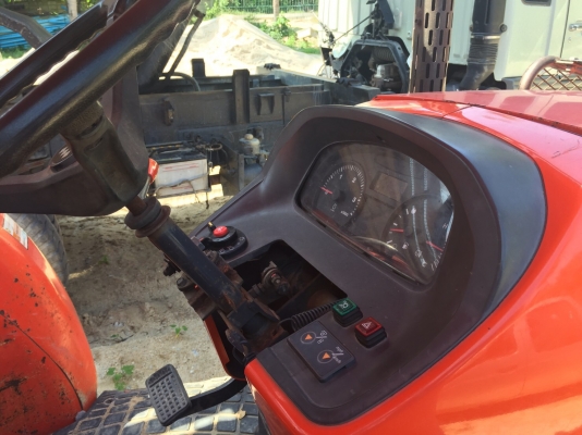 รถไถkubota7040..เล่มพร้อมรถสวยสภาพดี มีดันหน้าอย่างเดียว