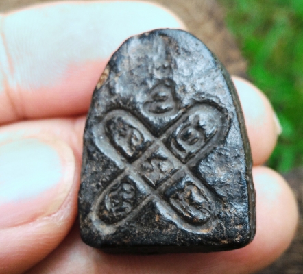 พระปิดตาหลวงปู่ทิม เนื้อผงจุ่มรักดำ หลังยันต์ประจำหลวงปู่