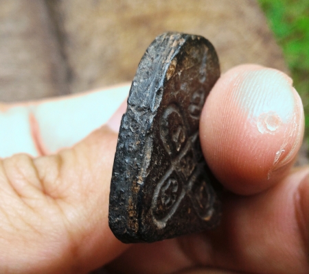 พระปิดตาหลวงปู่ทิม เนื้อผงจุ่มรักดำ หลังยันต์ประจำหลวงปู่